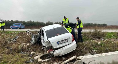 Kontrolden çıkan araç su kanallarını parçalayarak tarlaya uçtu: 2 yaralı
