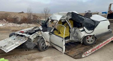 Kontrolden çıkan otomobil beton elektrik direğine çarptı, 18 yaşındaki sürücü hayatını kaybetti