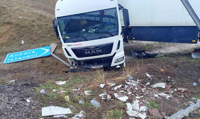 Kontrolden çıkan tır şarampole uçtu, kaza anı kameraya yansıdı
