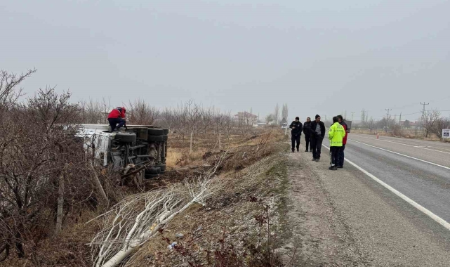 Kontrolden çıkarak devrilen kamyonun sürücüsü yaralandı