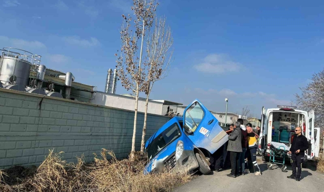 Konya'da kargo minibüsü yan yattı: 1 yaralı
