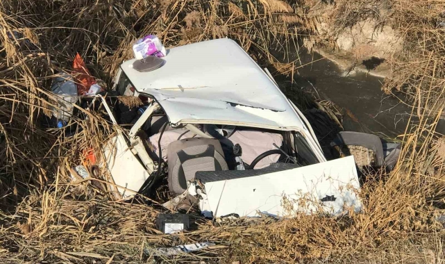 Konya'da otomobil atık su kanalına uçtu: 3 yaralı