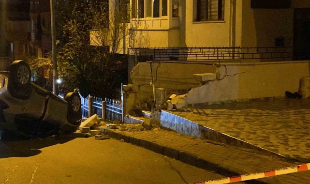 Küçükçekmece'de kontrolden çıkan araç duvara çarparak takla attı
