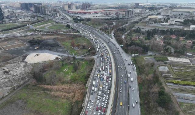 Küçükçekmece'de otomobil yangını: Kilometrelerce araç kuyruğu havadan görüntülendi