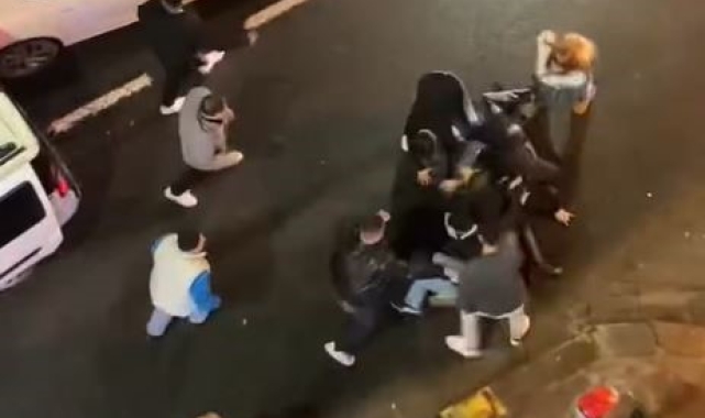 Küçükçekmece'de yol vermeme kavgası kameraya yansıdı