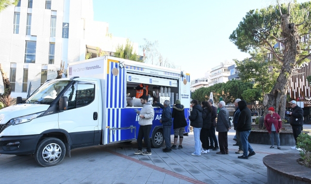 Kuşadası Belediyesi'nden soğuk havalarda çorba ikramı