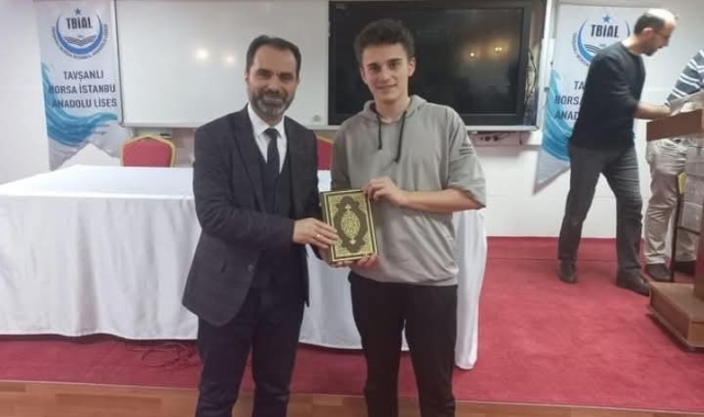 Kütahya'da "Hediyem Kur'an Olsun" projesi kapsamında öğrencilere Kur'an-ı Kerim hediye edildi