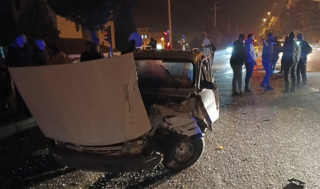 Kütahya'da otomobil ile kamyon çarpıştı: 2 yaralı