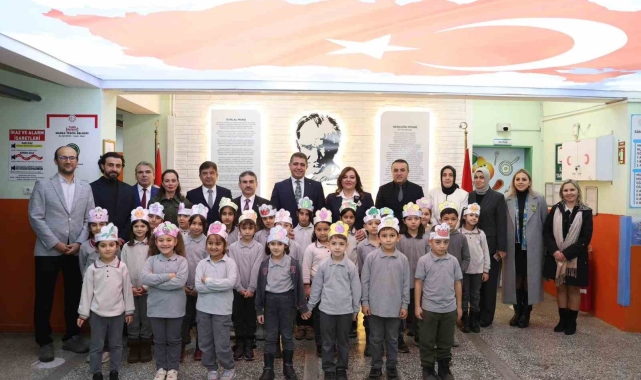 Liseli öğrencilerden ilkokul öğrencilerine fanus ve balık