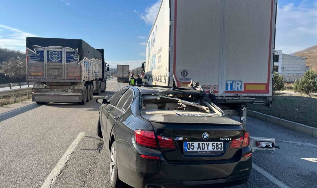 Lüks otomobil tırın altına girdi: 1 yaralı