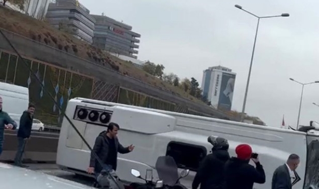 Maltepe E-5 Karayolu Ankara istikametinde seyir halindeki bir minibüs yan yattı. Olay yerine çok sayıda sağlık ve polis ekibi sevk edildi.