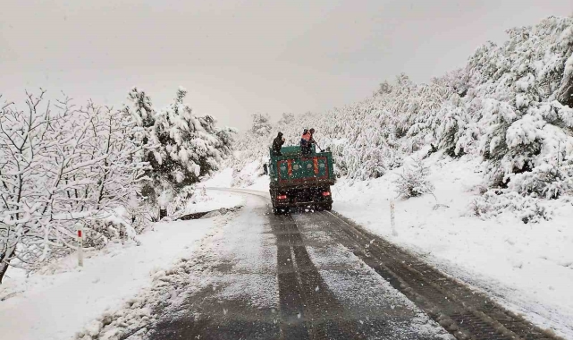 Manisa&#039;da etkili olan kar yağışına, Büyükşehir&#039;den yoğun müdahale