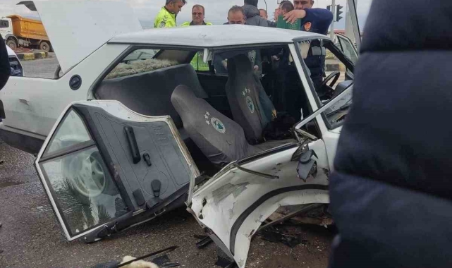 Manisa'da iki otomobil çarpıştı: 3 yaralı