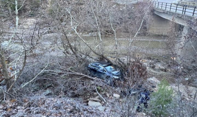 Manisa'da otomobil Gördes Çayına uçtu: 3 yaralı
