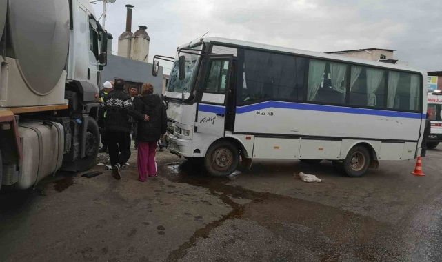 Manisa'da süt kamyonu ile servis minibüsü çarpıştı: 9 yaralı