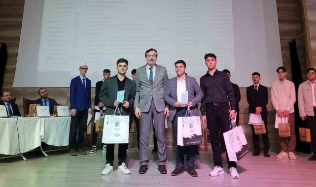 Manisa&#039;nın en güzel Kur&#039;an-ı Kerim okuyanı Akhisar&#039;dan