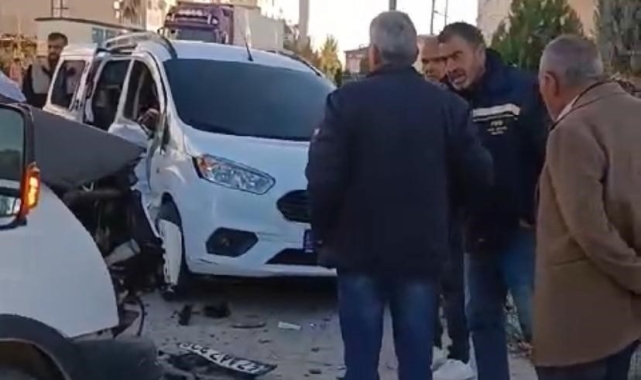 Mardin'de minibüs ile hafif ticari araç çarpıştı: 1 yaralı