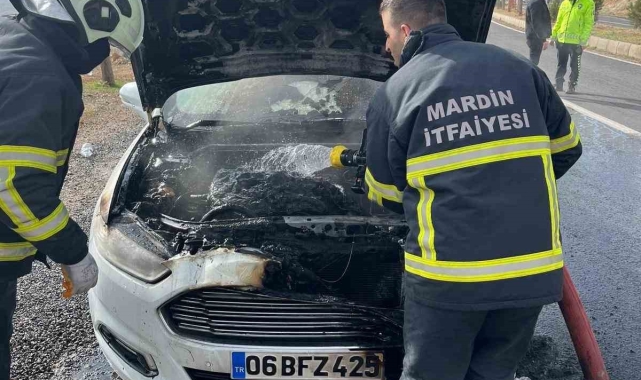 Mardin'de seyir halindeki otomobil yandı