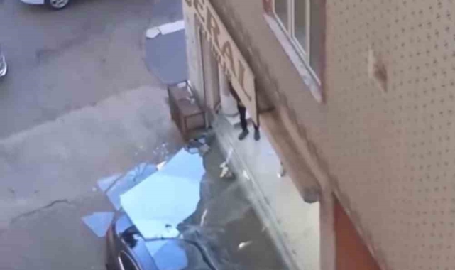 Mardin'de şiddetli rüzgar nedeni ile cam aracın üzerine düştü