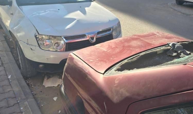 Mardin'de şiddetli rüzgar su deposunu düşürdü, 2 araç hasar gördü