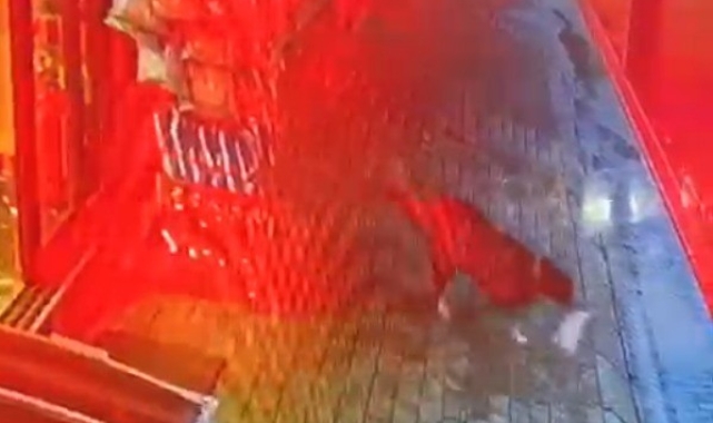 Marketten cips çalan köpek kameraya yakalandı