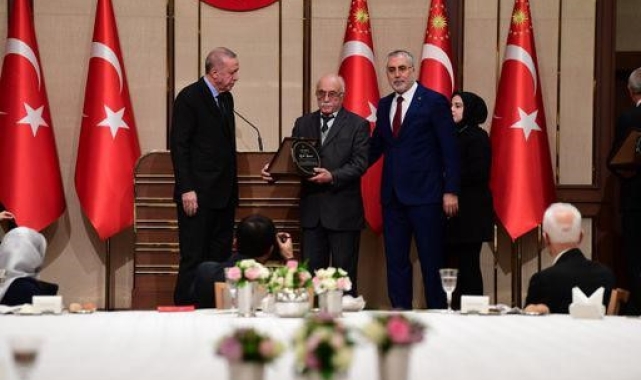 Mehmet 'Usta' Cumhurbaşkanı Erdoğan'dan plaket aldı