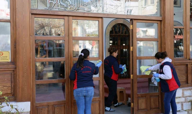 Menteşe Belediyesi 145 cami ve 810 eve temizlik hizmeti verdi