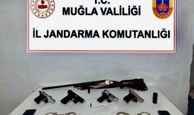 Menteşe'de ruhsatsız kurusıkı tabancalar ele geçirildi