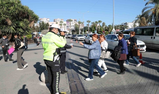 Mersin'de vatandaşlar trafik konusunda bilgilendiriliyor