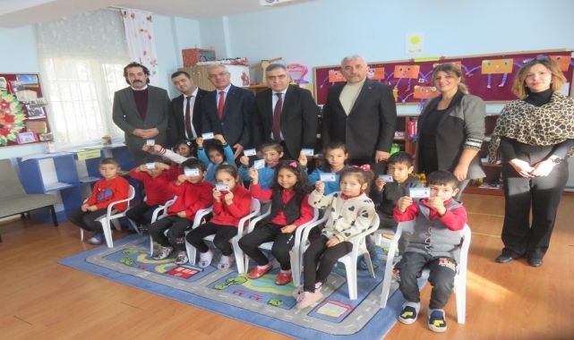 Merzifon'da öğrencilere kütüphane üye kartları dağıtıldı