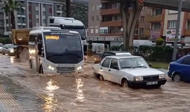 Milas'ta sağanak yağış yolları göle çevirdi