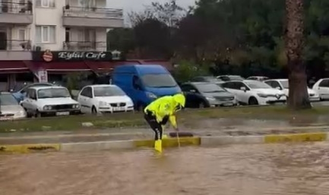 Milas&#039;ta trafik ekipleri sağanak yağışta vatandaşların yardımına koştu