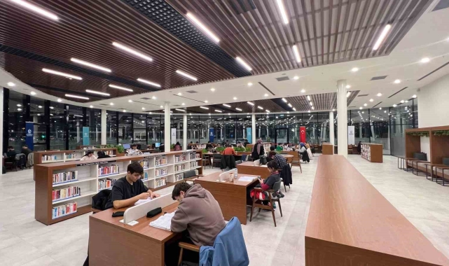 Millet Kütüphanesi'ne ilk günden 647 kişi akın etti