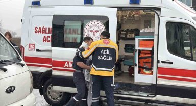 Minibüs ile otomobilin çarpıştığı kazada 3 kişi hafif şekilde yaralandı