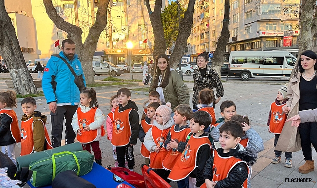 Minikler, ambulans ve ekipmanları inceledi