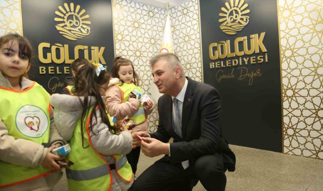 Miniklerden Başkan Sezer'e hediye