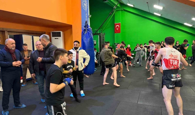 Muaythai alanında 100 sporcu ortak antrenman yaptı