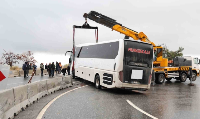 Muğla'da kaza yapan otobüs trafiği felç etti