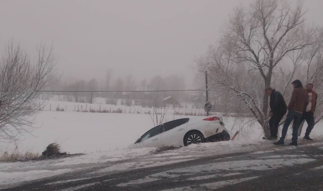 Muş&#039;ta bir otomobil yağışın etkisi ile yoldan çıktı