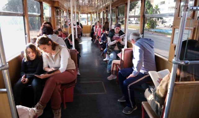 Nostalji Tramvayı'nda kitap okudular