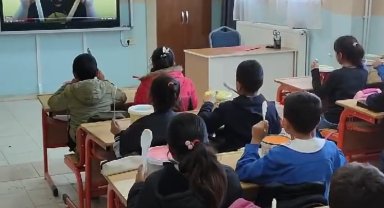 Öğrenciler ritim çalmayı öğreniyor