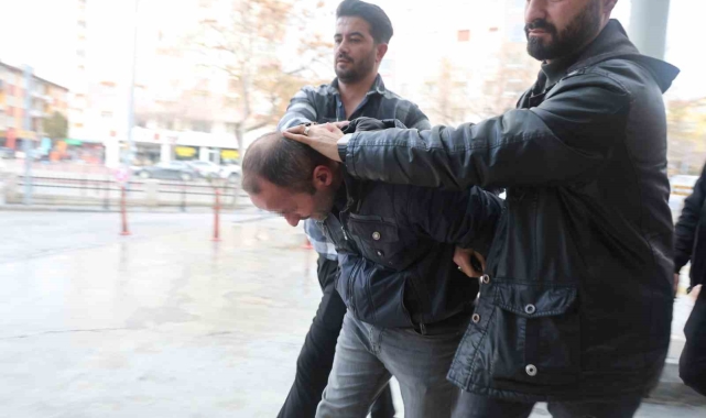 Öğretmenin durakta unuttuğu çantasındaki öğrencilerin kitap parasını çaldı, o anlar kameraya yansıdı