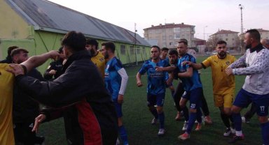 Olaylı maçta 6 gol atıldı, 5 kırmızı kart çıktı