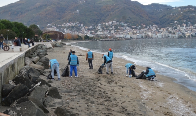 Ordu'da yükümlüler sahildeki atıkları temizledi