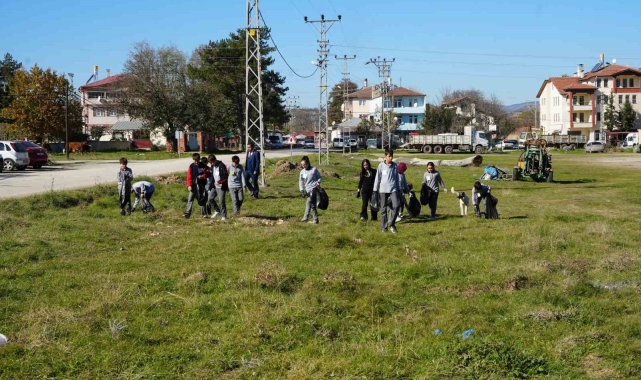 Ortaokul öğrencilerinin projesi köyü tertemiz yaptı