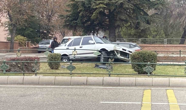 Otomobil bariyerlere çarpıp refüje çıktı