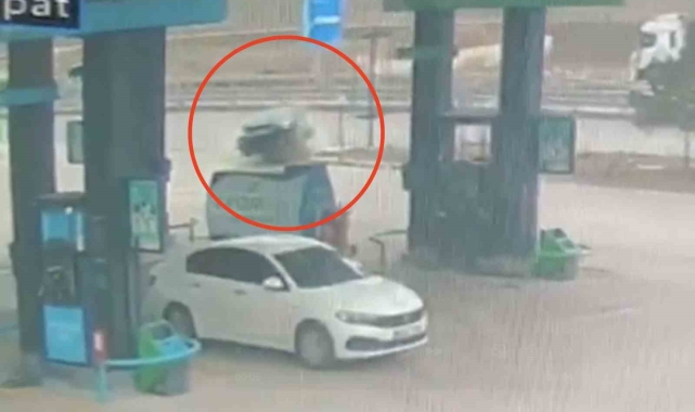 Otomobil benzinliğe daldı, facianın eşiğinden dönüldü: 3 yaralı