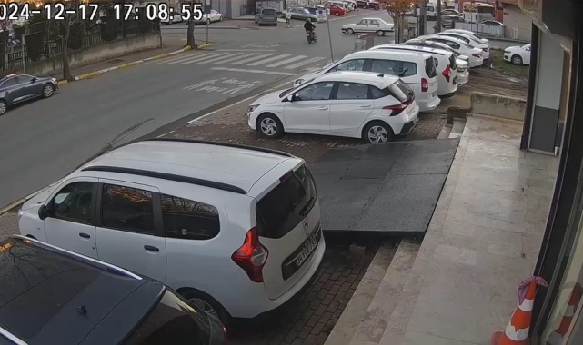 Otomobil ile motosiklet kazaya karıştı: O anlar kamerada