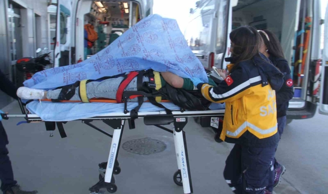 Otomobille çarpışan motosikletteki 2 kişi yaralandı