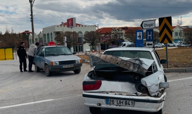 Otomobillerin hurdaya döndüğü kazada şans eseri 1 kişi yaralandı